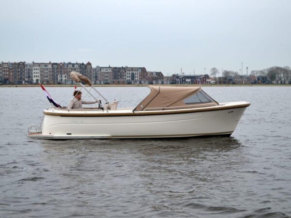 Primeur 700 Sloep, boot varend op water