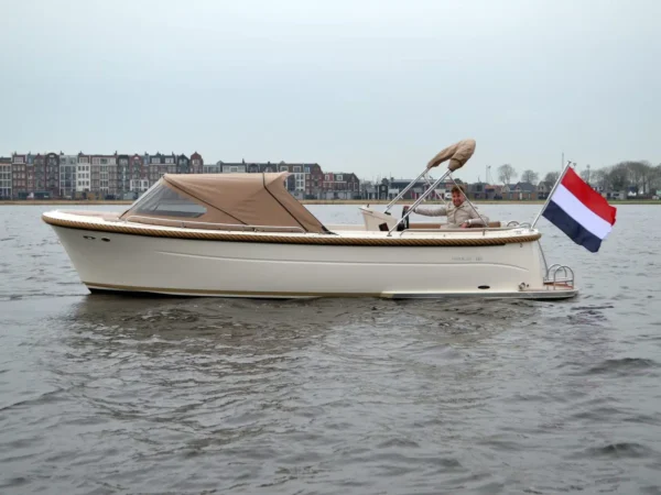 Primeur 700 Sloep, boot varend op water