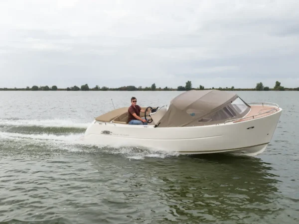 Primeur 705 Tender, boot varend op meer