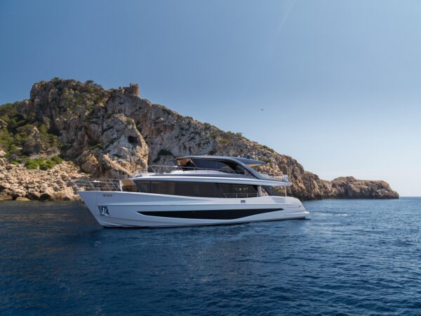 Princess X90, boot varend bij kustlijn