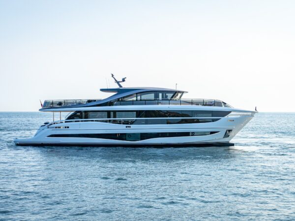 Princess X95 Vista, luxe jacht varend op zee