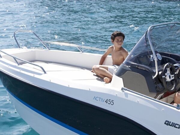 Quicksilver 455 Open, jongen zittend op boot voordek