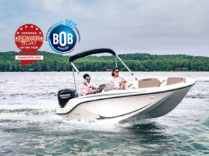 Quicksilver 475 aXess, boot varend op water met inzittenden
