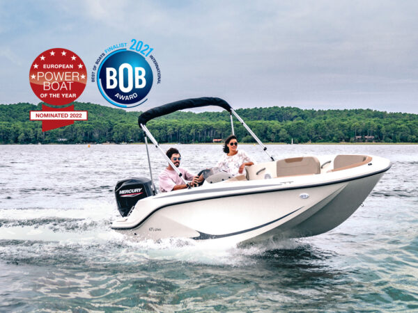 Quicksilver 475 aXess, boot varend op water met inzittenden