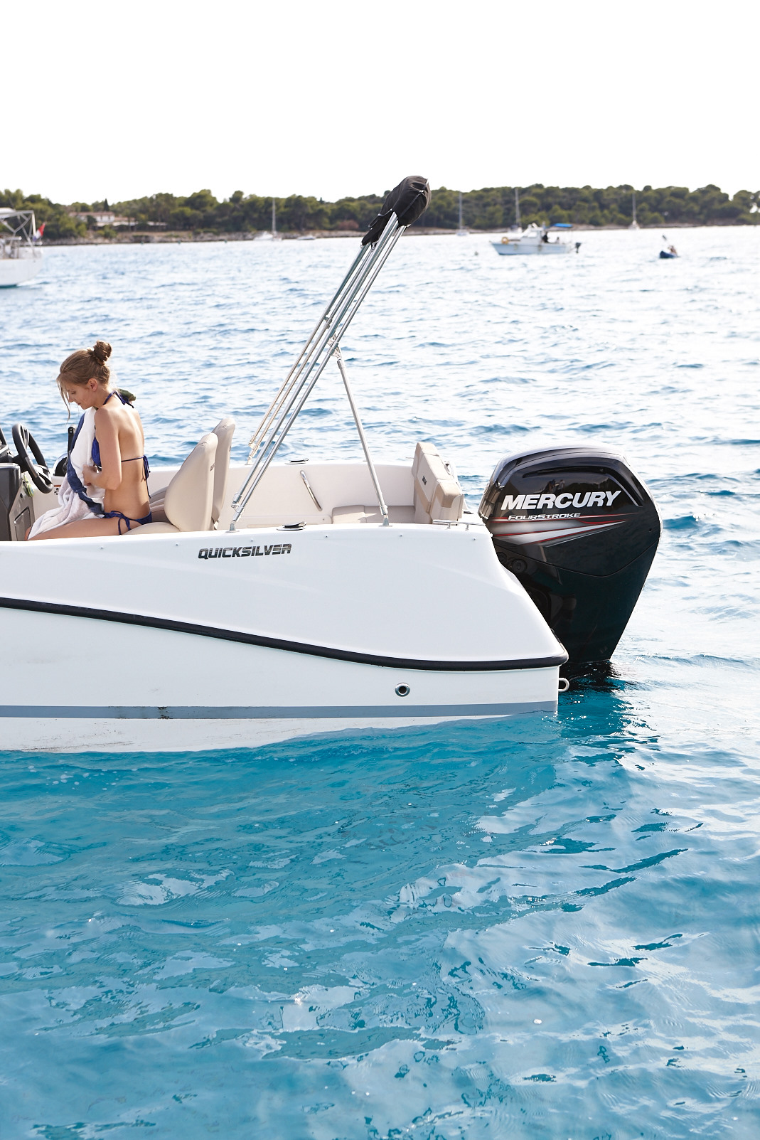 Quicksilver 505 Cabin, boot met buitenboordmotor op zee