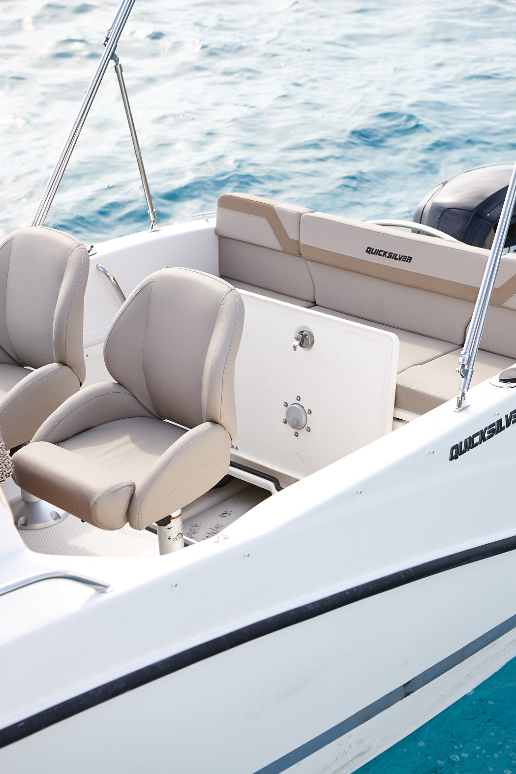 Quicksilver 505 Cabin, boot stoelen en zitbank aan boord