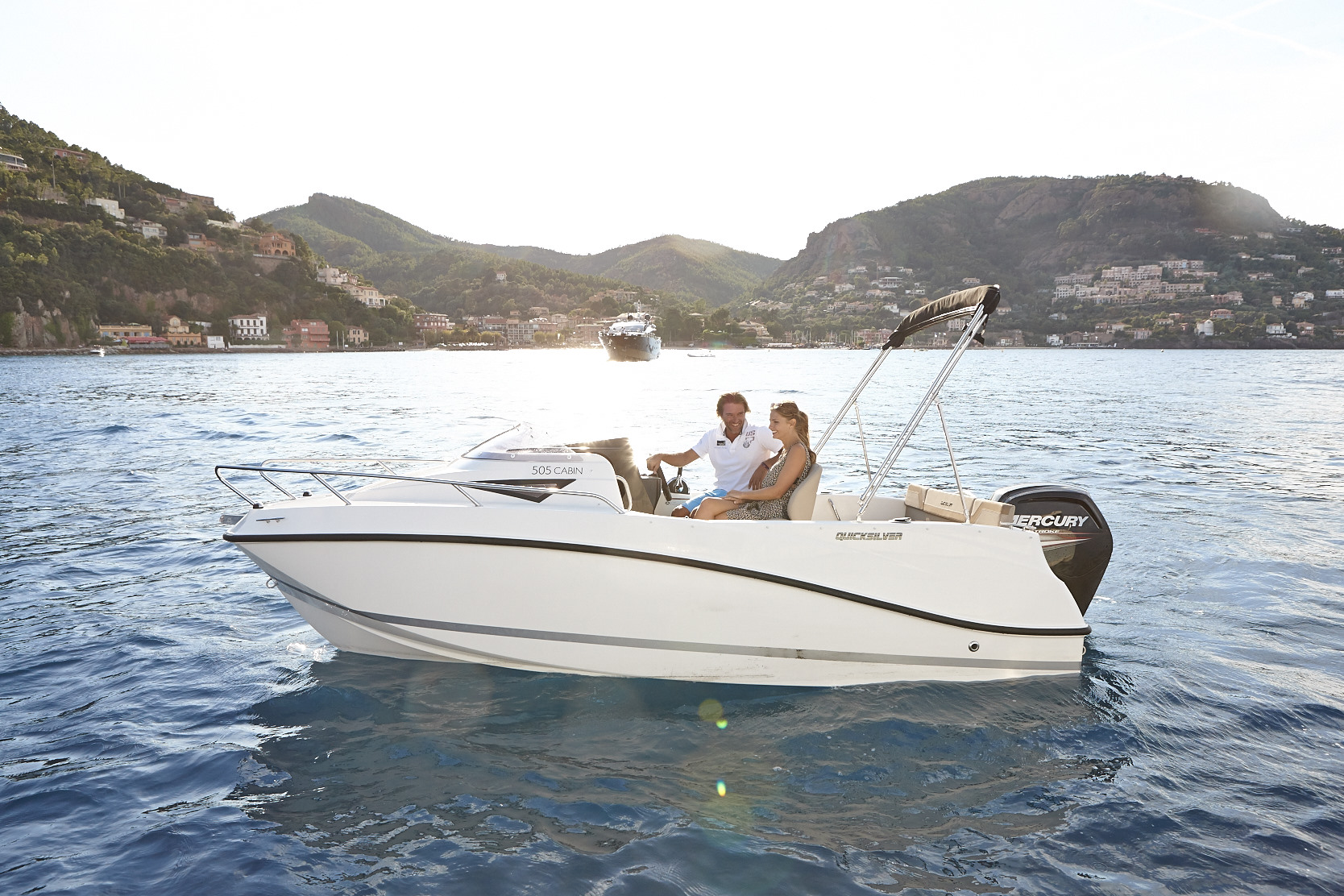 Quicksilver 505 Cabin, boot varend op zee bij kust