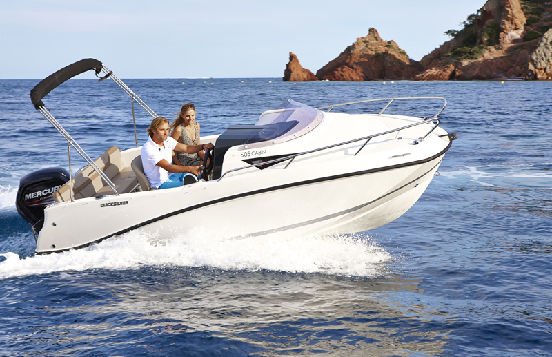 Quicksilver 505 Cabin, boot varend op zee bij rotsen