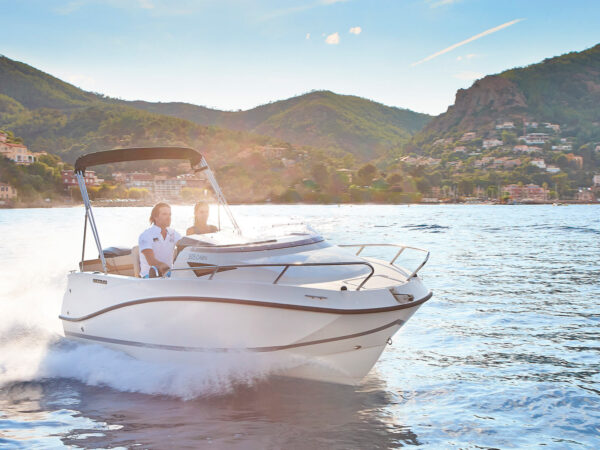 Quicksilver 505 Cabin, boot varend voor kustlijn met bergen