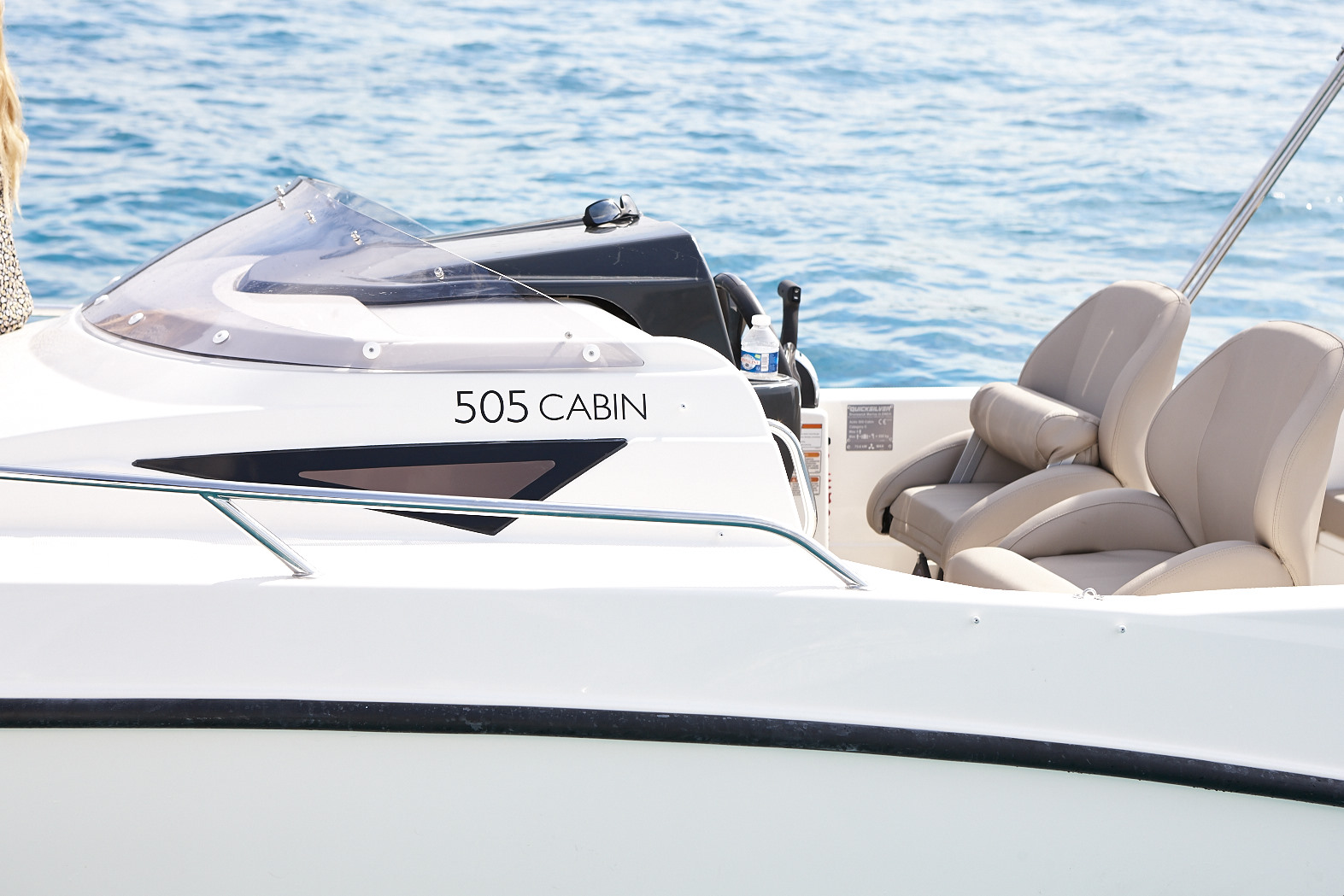 Quicksilver 505 Cabin, bootdek met stoelen en windscherm