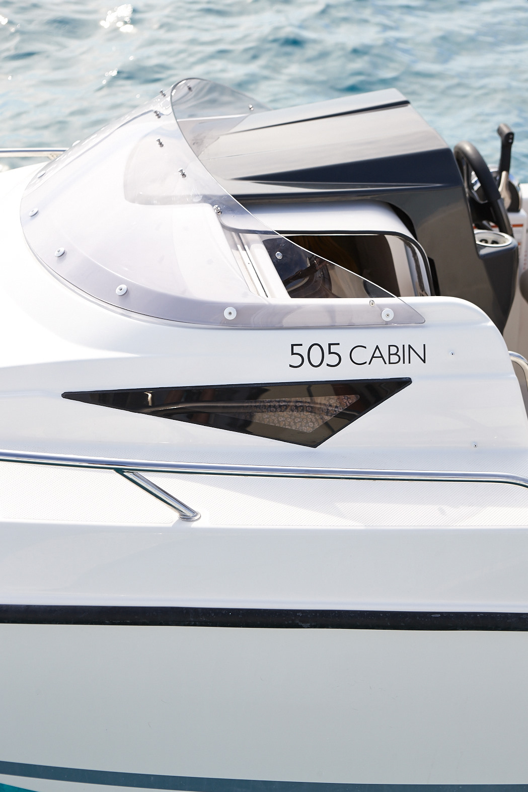 Quicksilver 505 Cabin, voorruit en cabine detail van boot