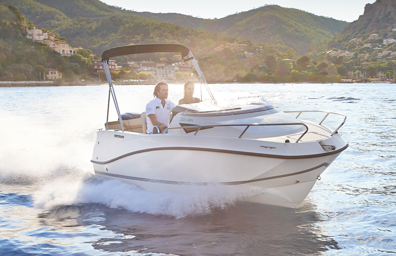 Quicksilver 505 Cabin, witte boot varend op zee