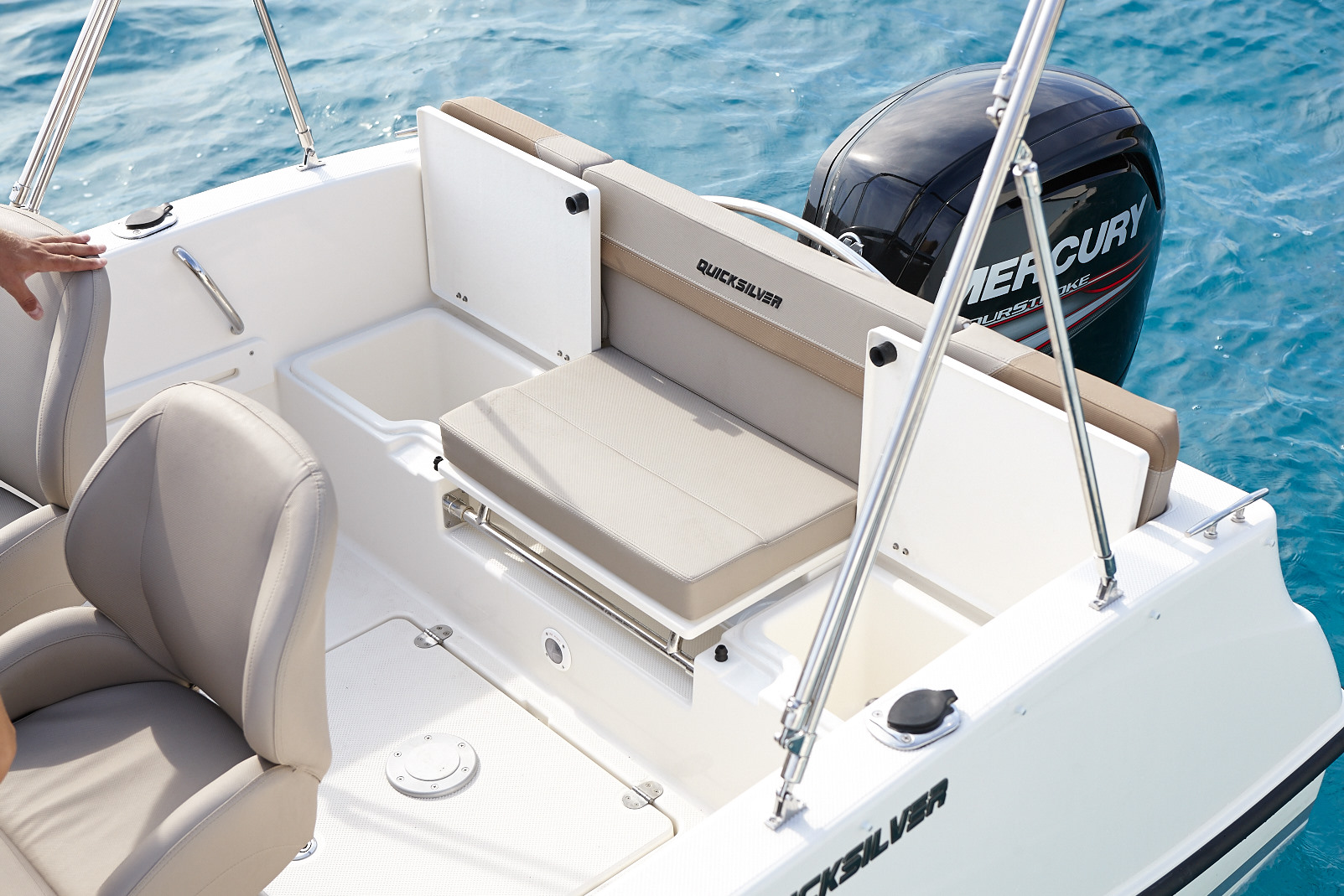 Quicksilver 505 Cabin, achterdek met zitbank en motor