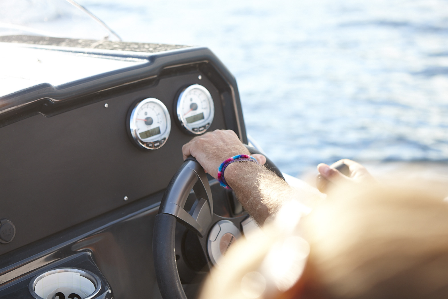 Quicksilver 505 Cabin, hand aan stuurwiel met instrumentenpaneel
