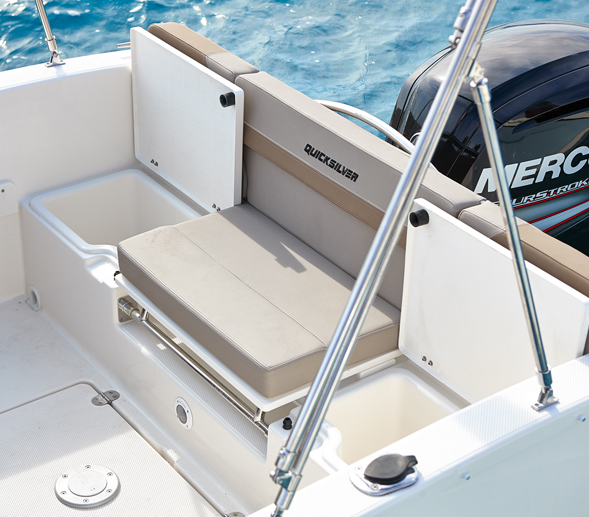 Quicksilver 505 Cabin, zitbank met buitenboordmotor achterin cockpit