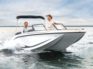 Quicksilver 525 aXess, speedboot varend op water