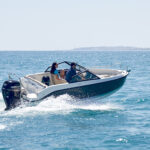 Quicksilver 555 Bowrider, speedboot varend op zee