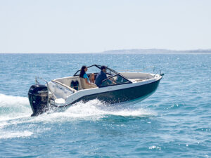 Quicksilver 555 Bowrider, speedboot varend op zee