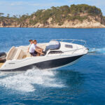 Quicksilver 555 Cabin, speedboot varend voor kustlijn