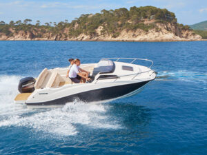 Quicksilver 555 Cabin, speedboot varend voor kustlijn