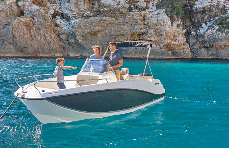 Quicksilver 555 Open, boot met gezin bij rotsen