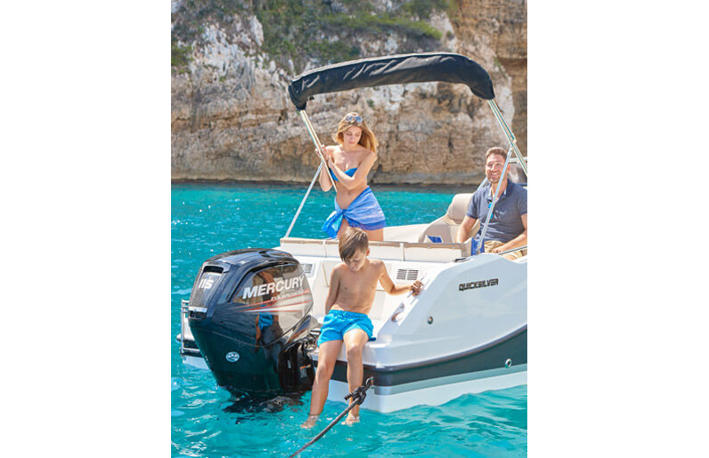 Quicksilver 555 Open, boot met mensen op zee