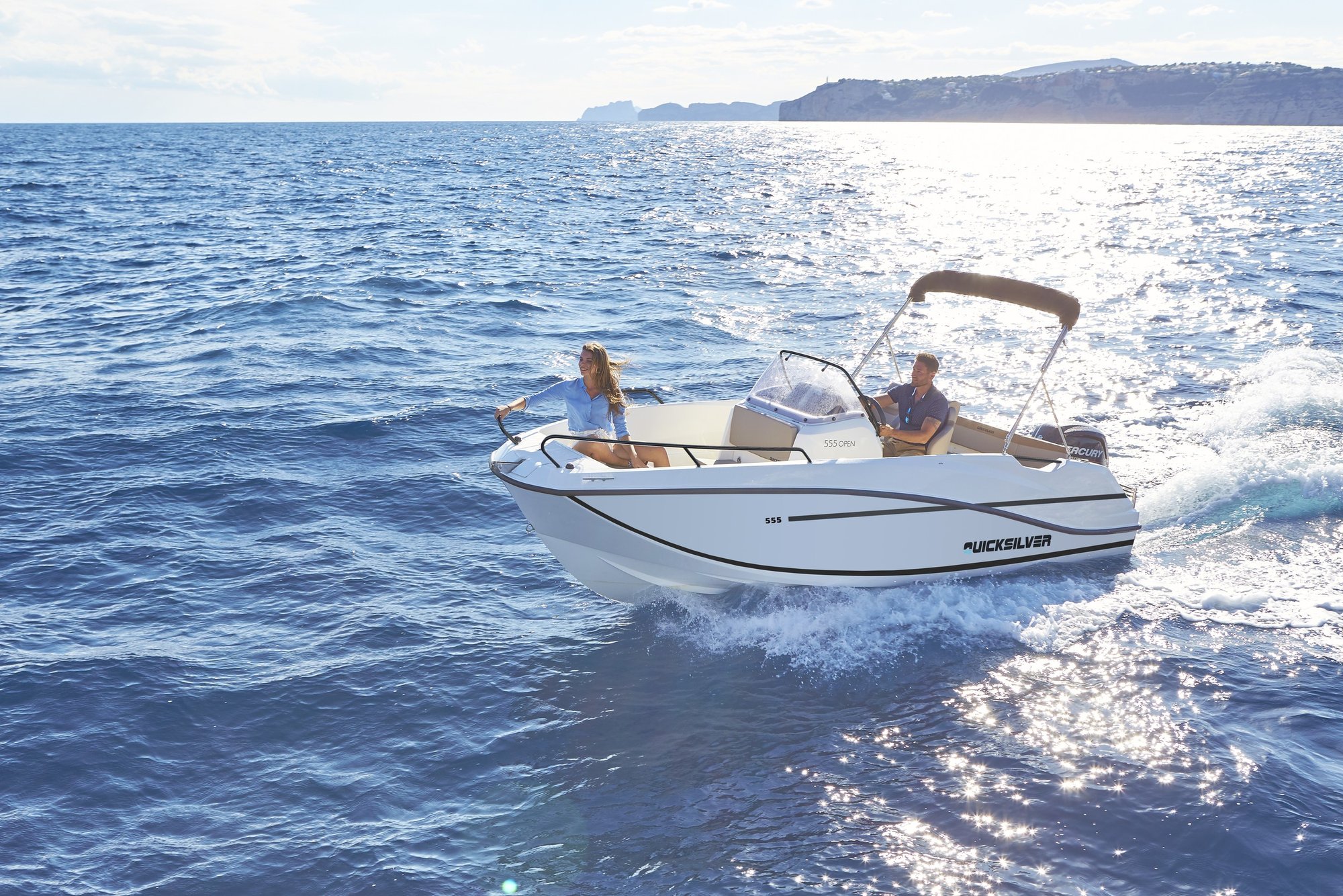 Quicksilver 555 Open, boot varend op zee bij kust