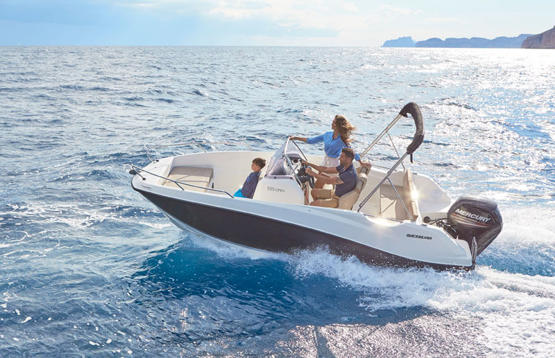 Quicksilver 555 Open, boot varend op zee met gezin
