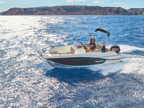 Quicksilver 555 Open, boot varend op zee met kust