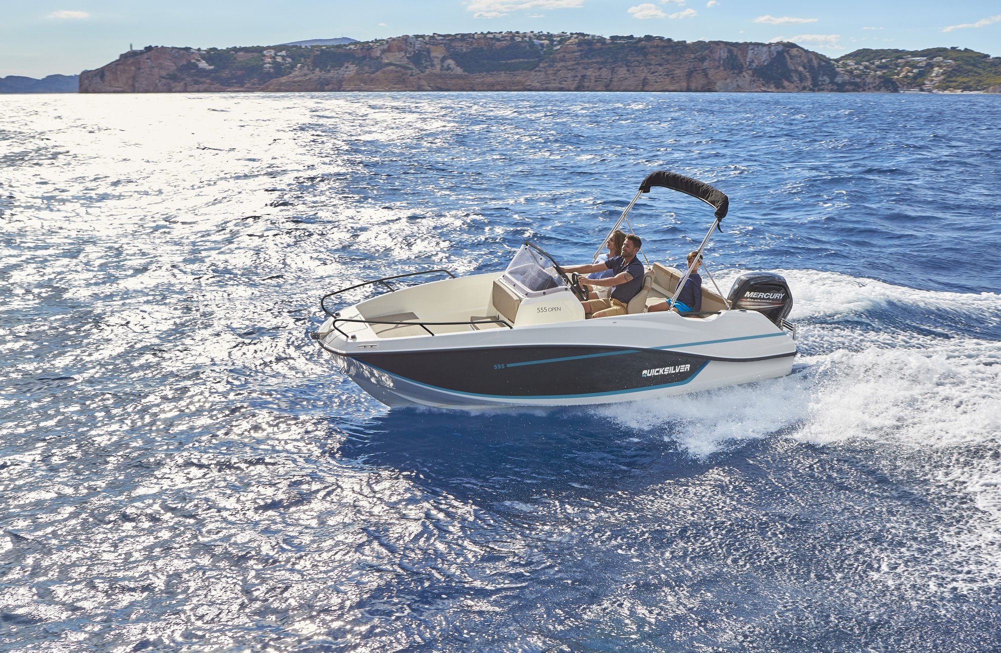 Quicksilver 555 Open, boot varend op zee met kustlijn