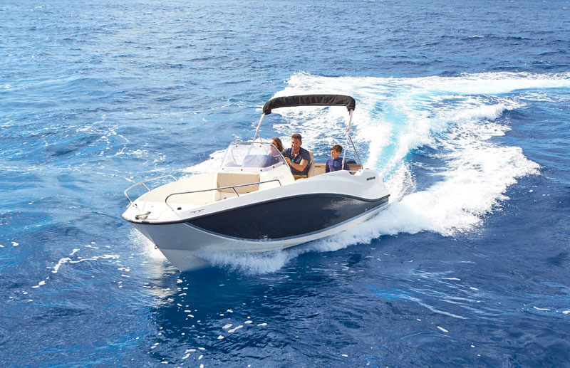 Quicksilver 555 Open, boot varend op zee met zonnetent