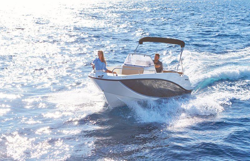 Quicksilver 555 Open, boot varend op zee