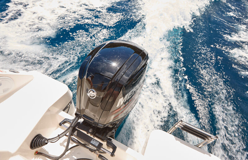 Quicksilver 555 Open, buitenboordmotor met schuimend kielzog