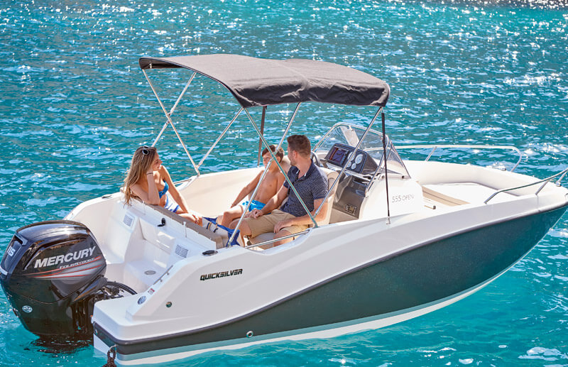 Quicksilver 555 Open, speedboot met mensen op zee