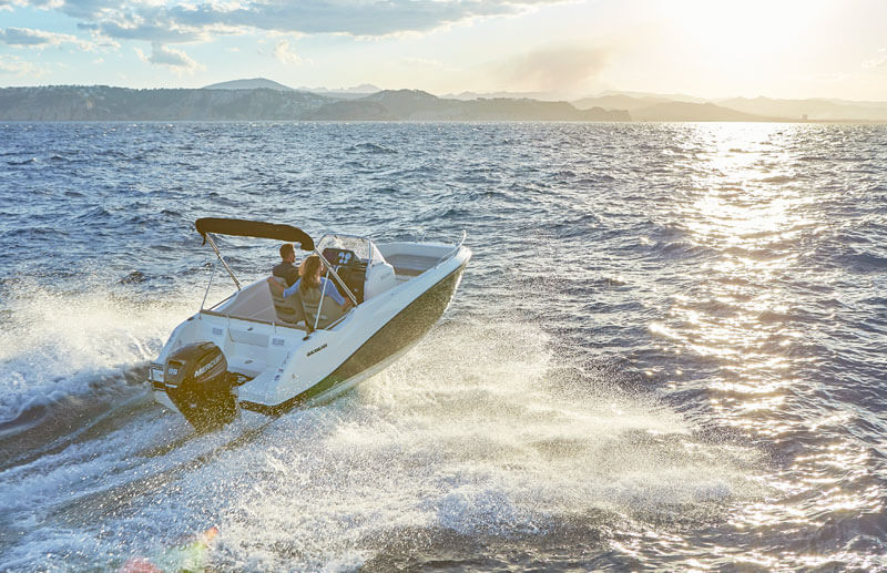 Quicksilver 555 Open, speedboot vaart snel over zee