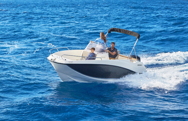 Quicksilver 555 Open, speedboot varend op zee met gezin