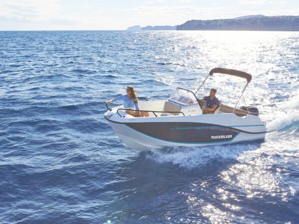 Quicksilver 555 Open, speedboot varend op zee
