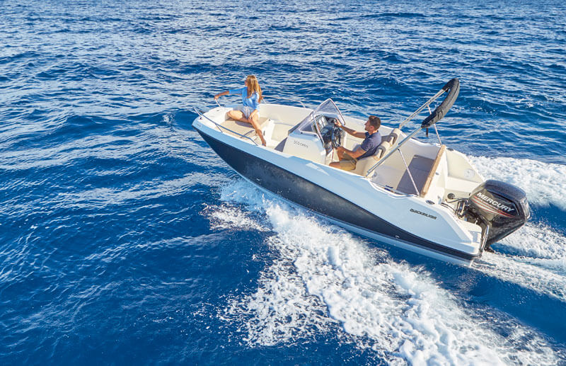 Quicksilver 555 Open, speedboot varend op zee