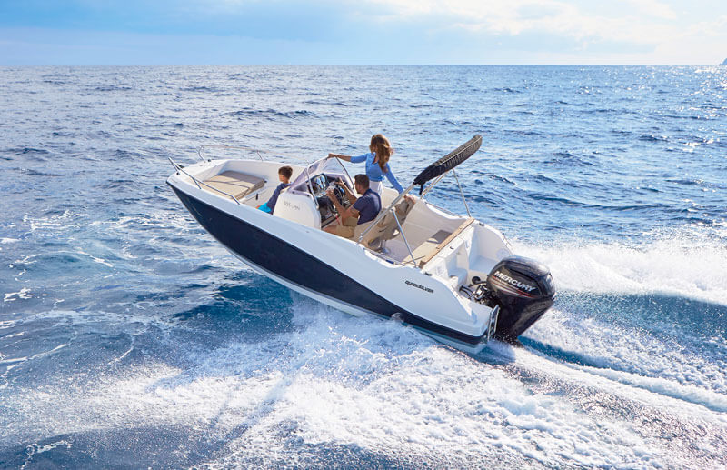 Quicksilver 555 Open, speedboot varend op zee