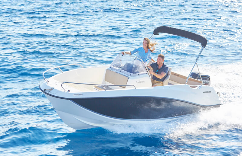 Quicksilver 555 Open, witte motorboot varend op zee