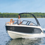 Quicksilver 605 Bowrider, boot varend op meer met bomen
