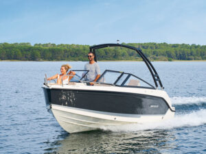 Quicksilver 605 Bowrider, boot varend op meer met bomen