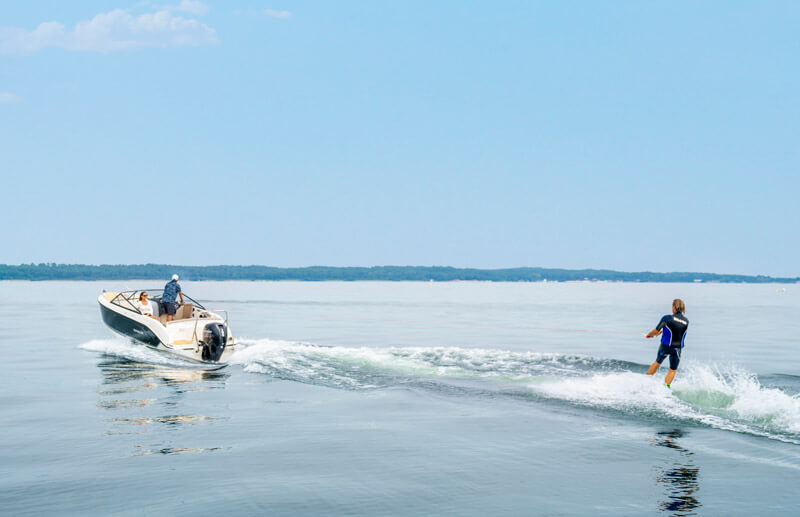 Quicksilver 605 Cruiser, boot vaart met waterskiër erachter