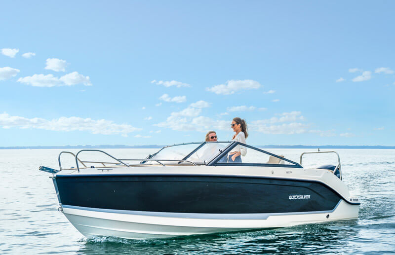 Quicksilver 605 Cruiser, boot varend op open water