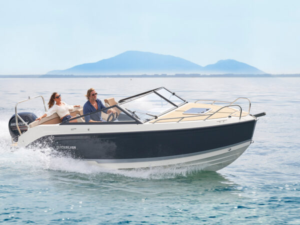Quicksilver 605 Cruiser, boot varend op zee met bergen