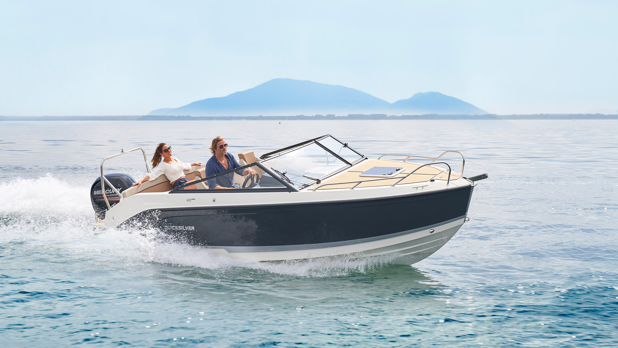 Quicksilver 605 Cruiser, boot varend op zee met bergen