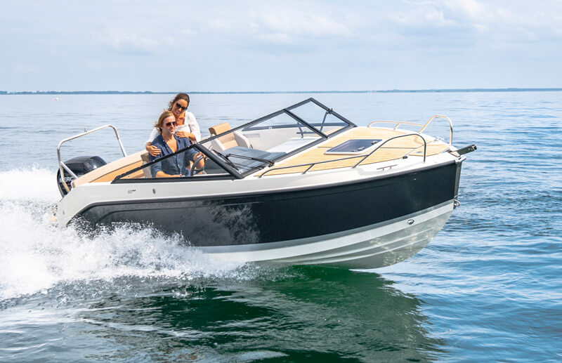 Quicksilver 605 Cruiser, speedboot varend op water
