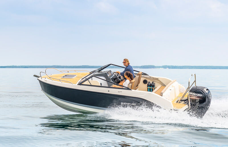 Quicksilver 605 Cruiser, speedboot varend op water