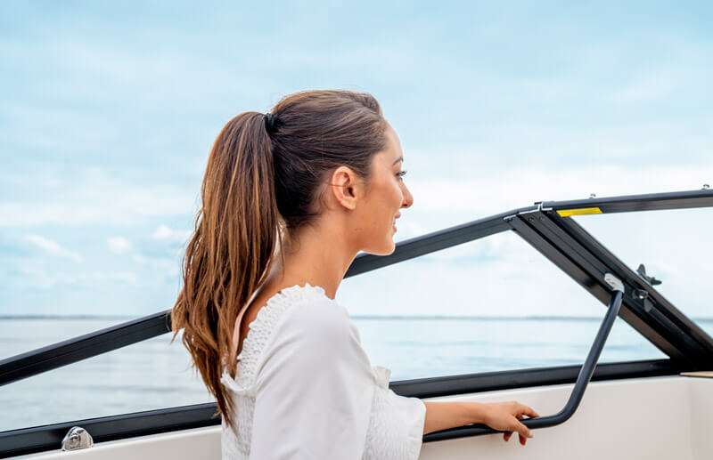 Quicksilver 605 Cruiser, vrouw kijkt uit over zee