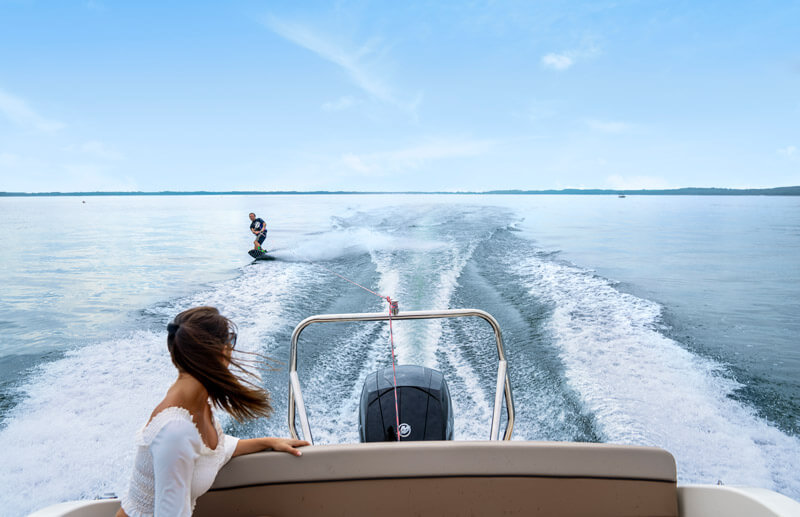 Quicksilver 605 Cruiser, waterskiër achter boot op meer
